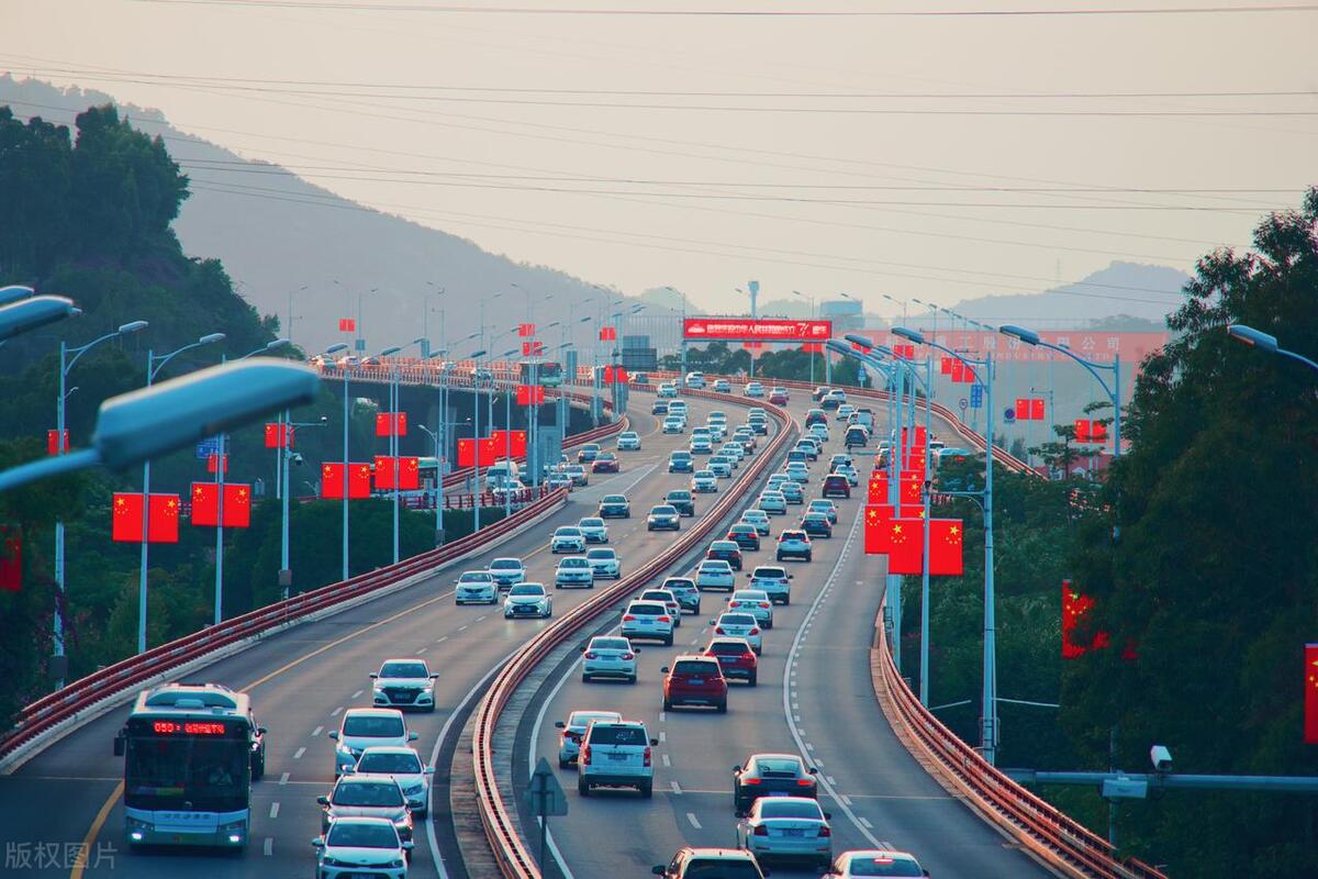 國慶假期綠色低碳出行趨勢:新能源汽車和公共交通受青睞